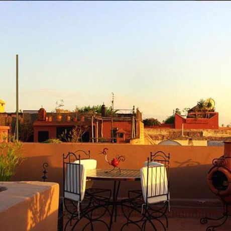 Riad Al Karama Dachterrasse Sitzecke Blick auf die Dachterrasse