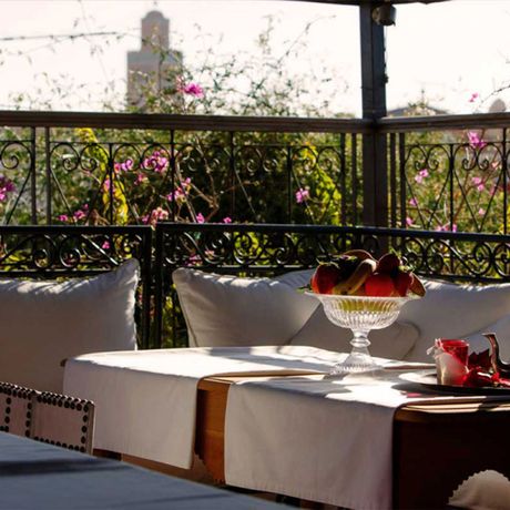 Blick auf Obst und Tee auf der Terrasse des Riad Dar Justo