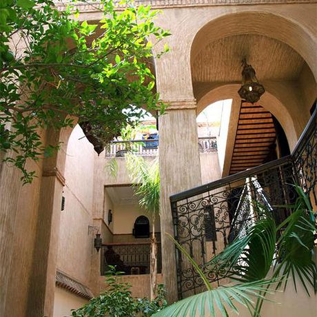Blick auf die Balkone verschiedener Zimmer des Riad Palmier