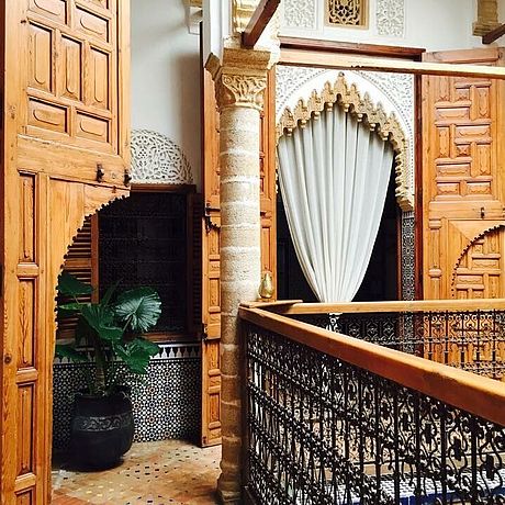 Riad Marhaba Galerie Innenhof mit Treppengeländer