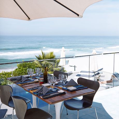 Blick auf einen gedeckten Esstisch auf der Terrasse des Hotels Vila Bea