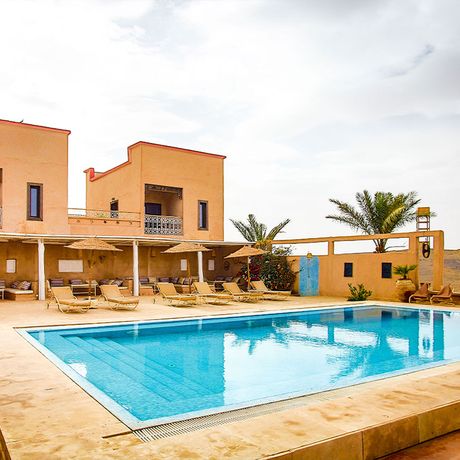 Blick auf den Poolbereich des Riad Madu