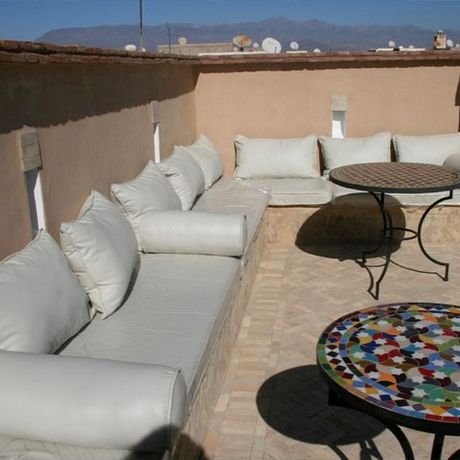 Blick auf Sofas auf der Terrasse im Riad Tafilag