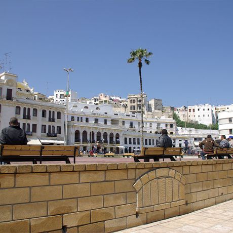 Blick auf Personen auf Sitzbaenken an der Promenade von Tanger