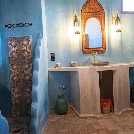Dar Kamar Galerie Blick in ein blaues Badezimmer