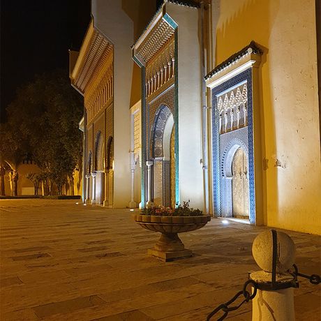 Blick auf den Koenigspalast in Fes bei Nacht