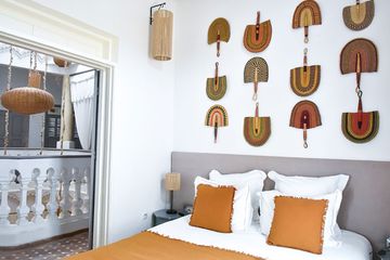 Riad Lyon Mogador Komfortzimmer Bett und Innnenhof