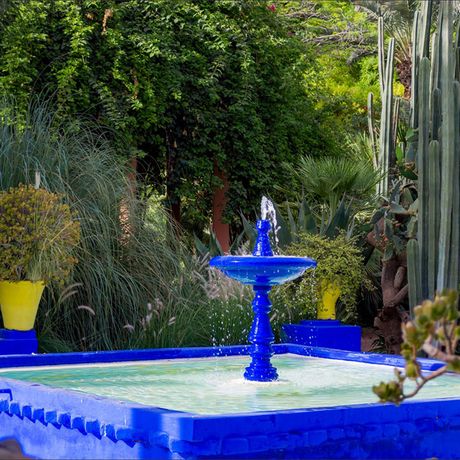 Blick auf einen blauen Springbrunnen im Jardin Majorelle