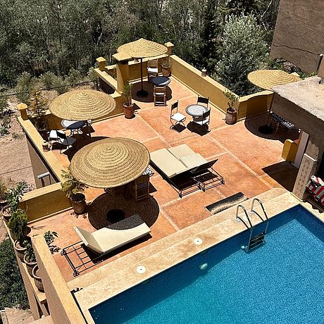 Aufsicht auf Terrasse und Pool