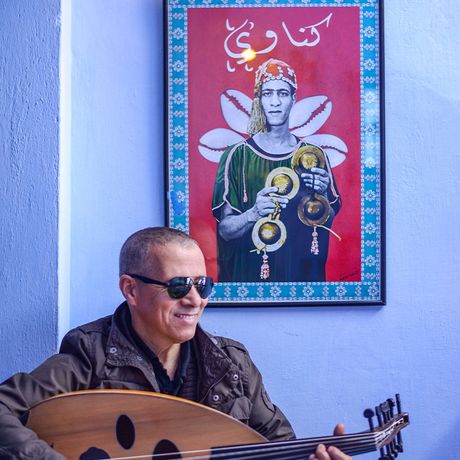 Blick auf einen Musiker mit einer Oud im Cafe Clock Chefchaouen