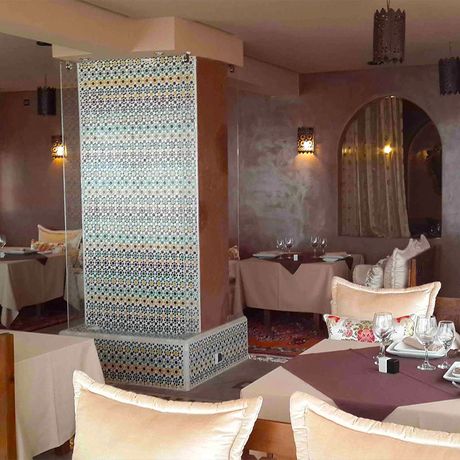Blick auf gedeckte Tische im Restaurant des Hotels Ksar Massa