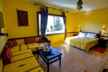 Hotel Riad Zahra Minisuite mit Poolblick Sitzecke und Bett