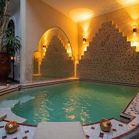 Riad Zoraida Galerie Ansicht beleuchtetes Tauchbecken