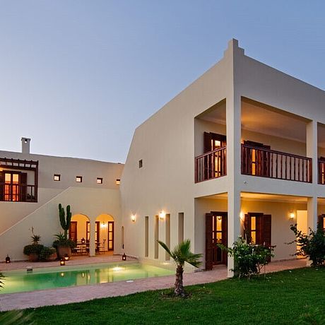Rebali Riads Galerie Villa am Abend mit Beleuchtung