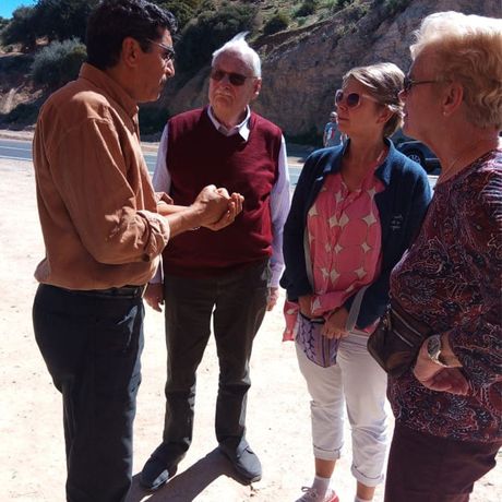 Blick auf eine Ausflugsgruppe mit ihrem Reiseleiter in Marokko