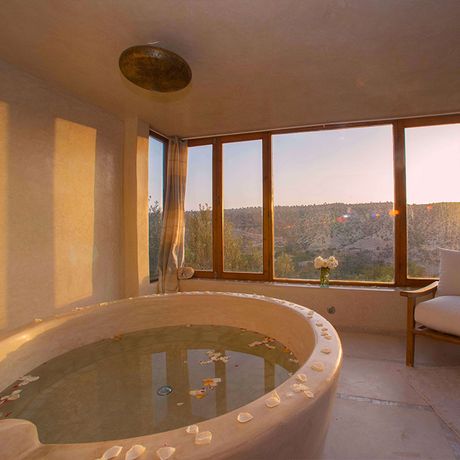 Blick auf eine Badewanne mit Panoramablick in der Atlas Kasbah