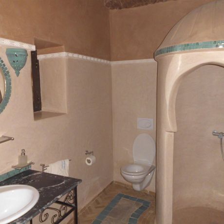 Blick auf Waschbecken, Toilette und Dusche im Badezimmer des Appartments Aicha