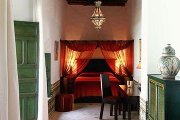 Riad Al Karama Suite Paprika Bett