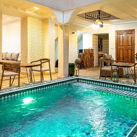 Pool im Innenhof mit Sitzgelegenheiten