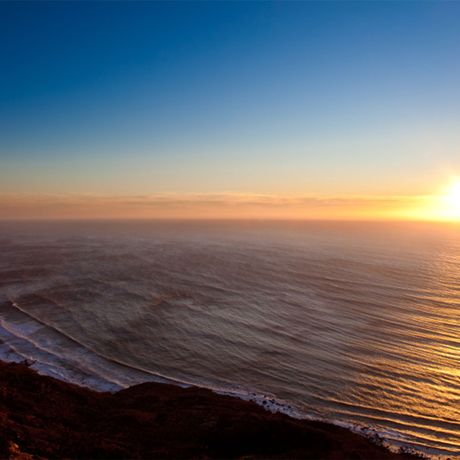 Blick auf den Sonnenuntergang an der Bucht von Agadir
