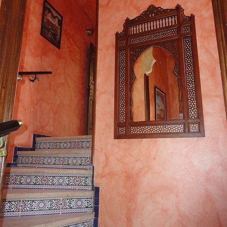 Blick auf eine Treppe und einen Spiegel im Riad Dar Yanis