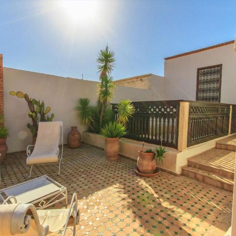 Riad El Arsat Terrasse Liegestuhl Blick auf eine Terrasse