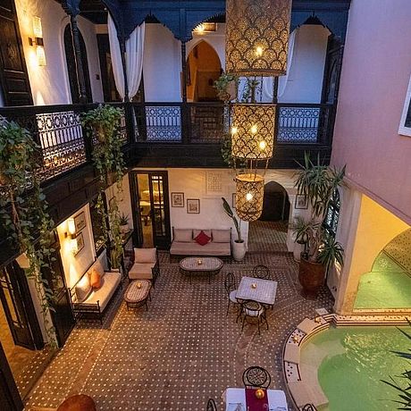 Riad Zoraida Galerie Blick auf den Patio mit Tauchbecken