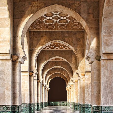 Blick auf einen Gang zwischen Saeulen in der Moschee Hassan II