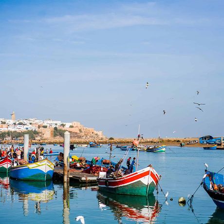 Blick auf kleine Boote im Hafen von Rabat