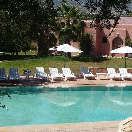 Blick auf Liegen und Sonnenschirme am Pool des Hotels Paradis Nomade